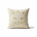 Cojín decorativo con ilustración elegante de gatito en tonos crema y dorado